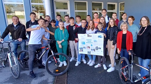 Zajednika fotografija uenika i nastavnika ispred kole